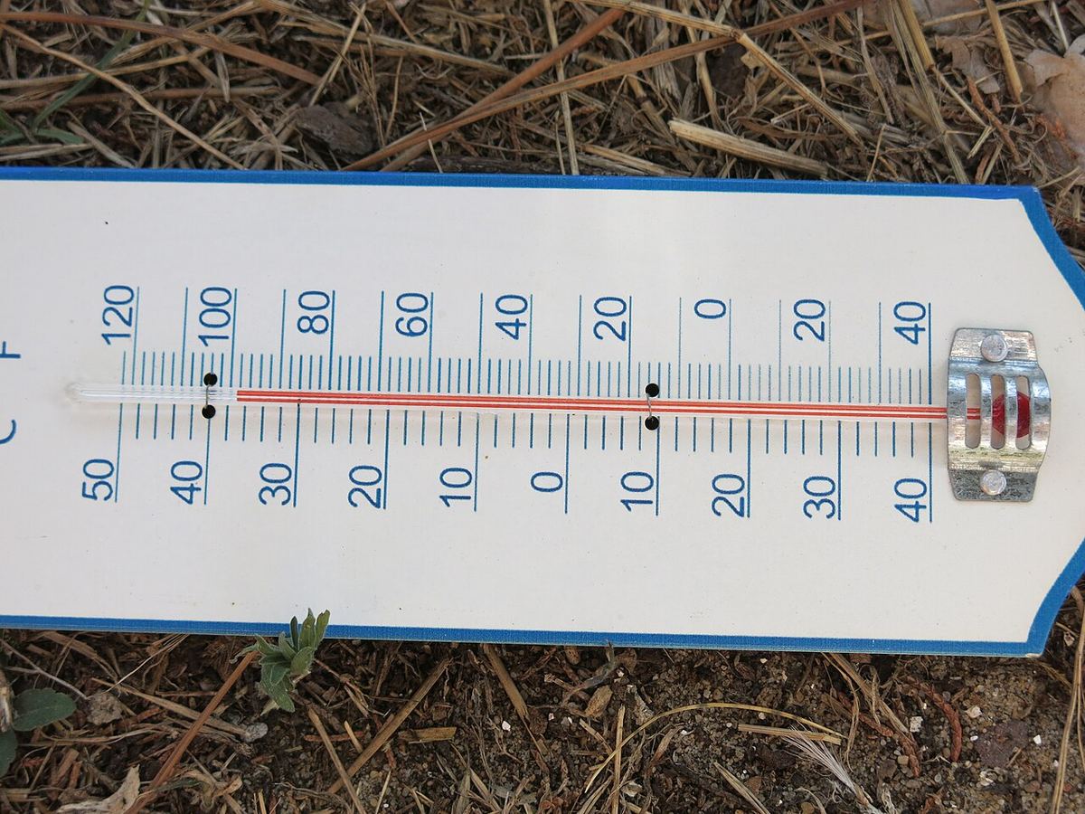 Termometru care arată aproape 40 °C, la soare
