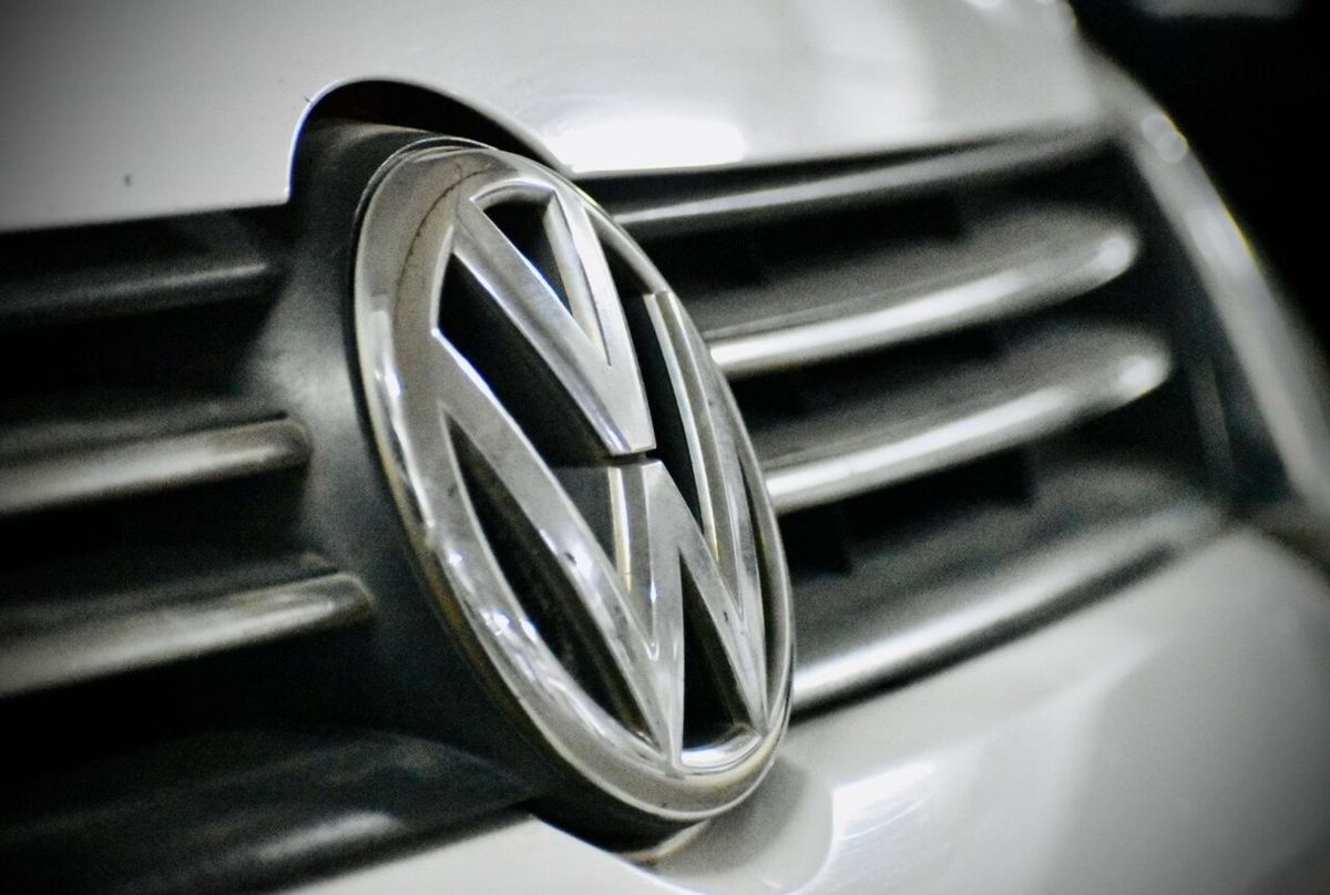 Emblema Volkswagen pe grila frontală a unui Polo VW.
