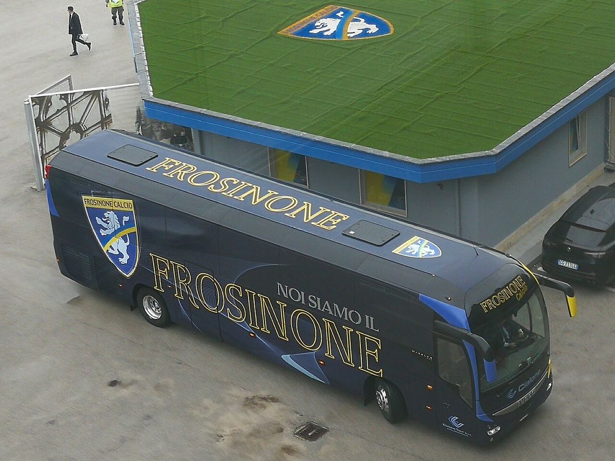 Autocarul unei echipe de fotbal parcat lângă un stadion, înainte de un meci.