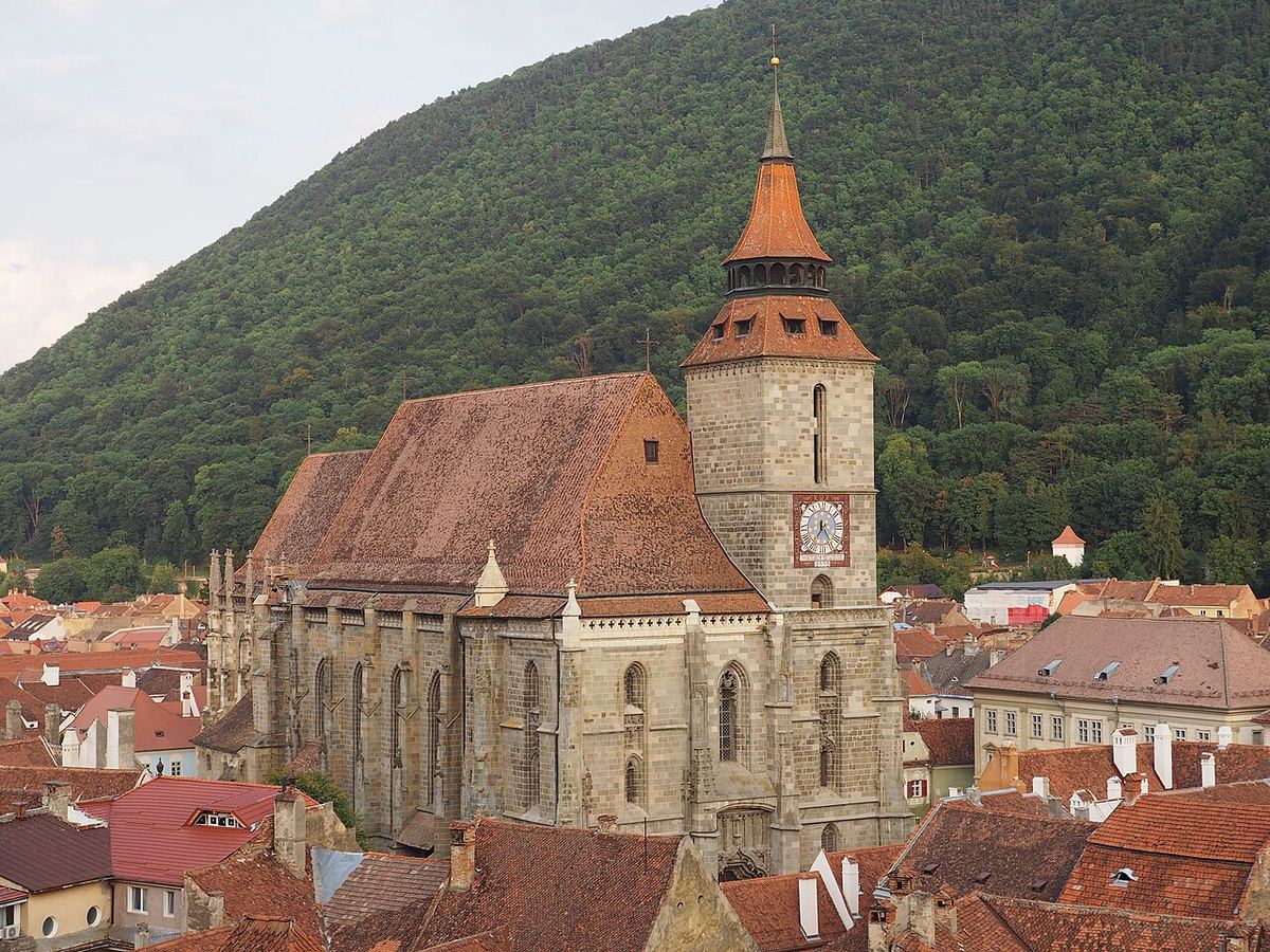 Biserica Neagră din Brașov, fotografiată din apropiere, cu acoperișul din țiglă și turnul cu ceas (fotografie de arhivă, 2019).