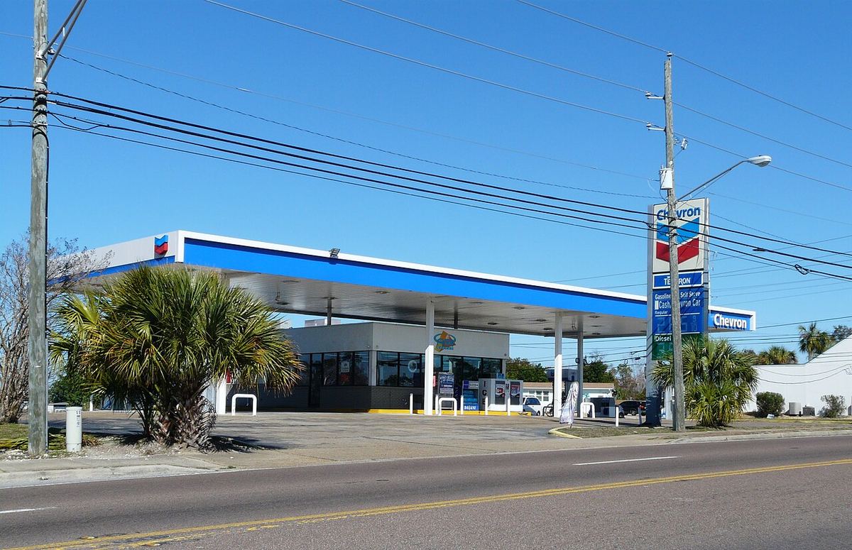 Stație de benzină Chevron pe West 23rd Street, în Panama City, Florida, Statele Unite.
