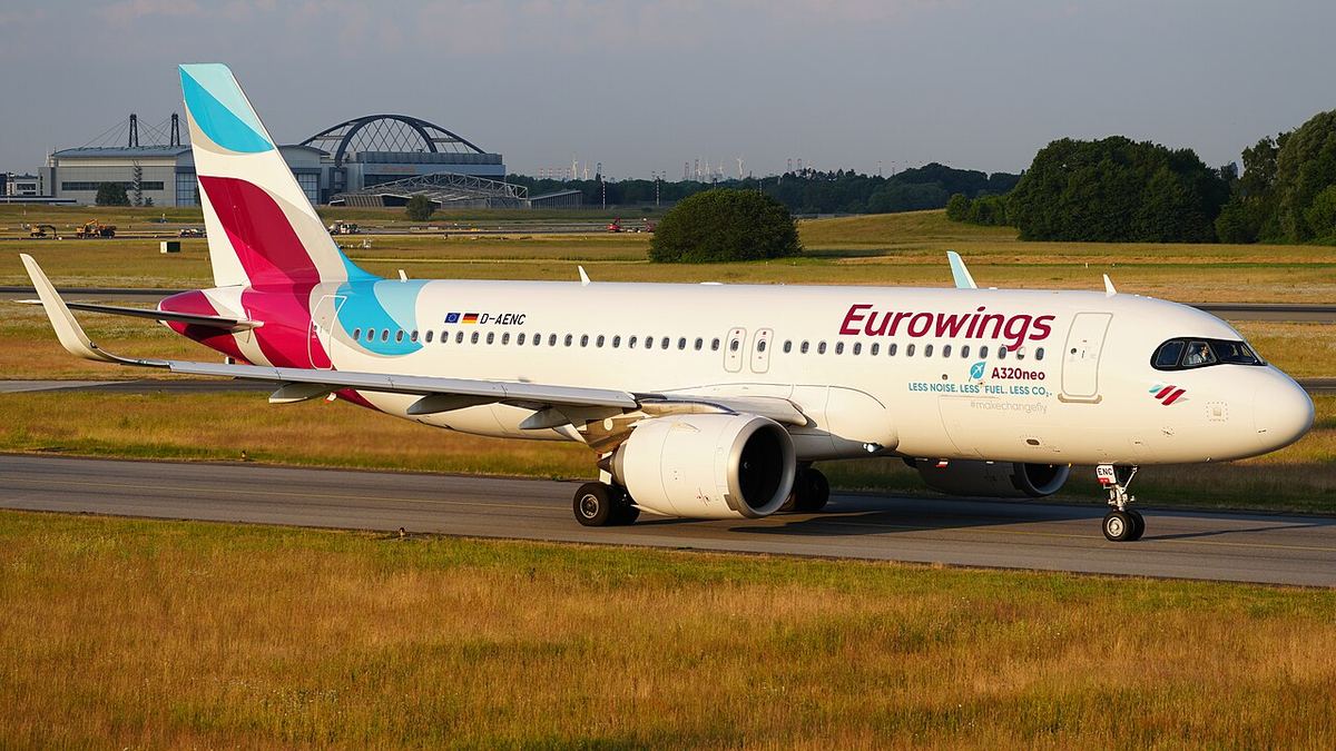 Avion Eurowings Airbus A320 cu înmatricularea D-AENC rulând pe aeroportul Hamburg spre pista 15.