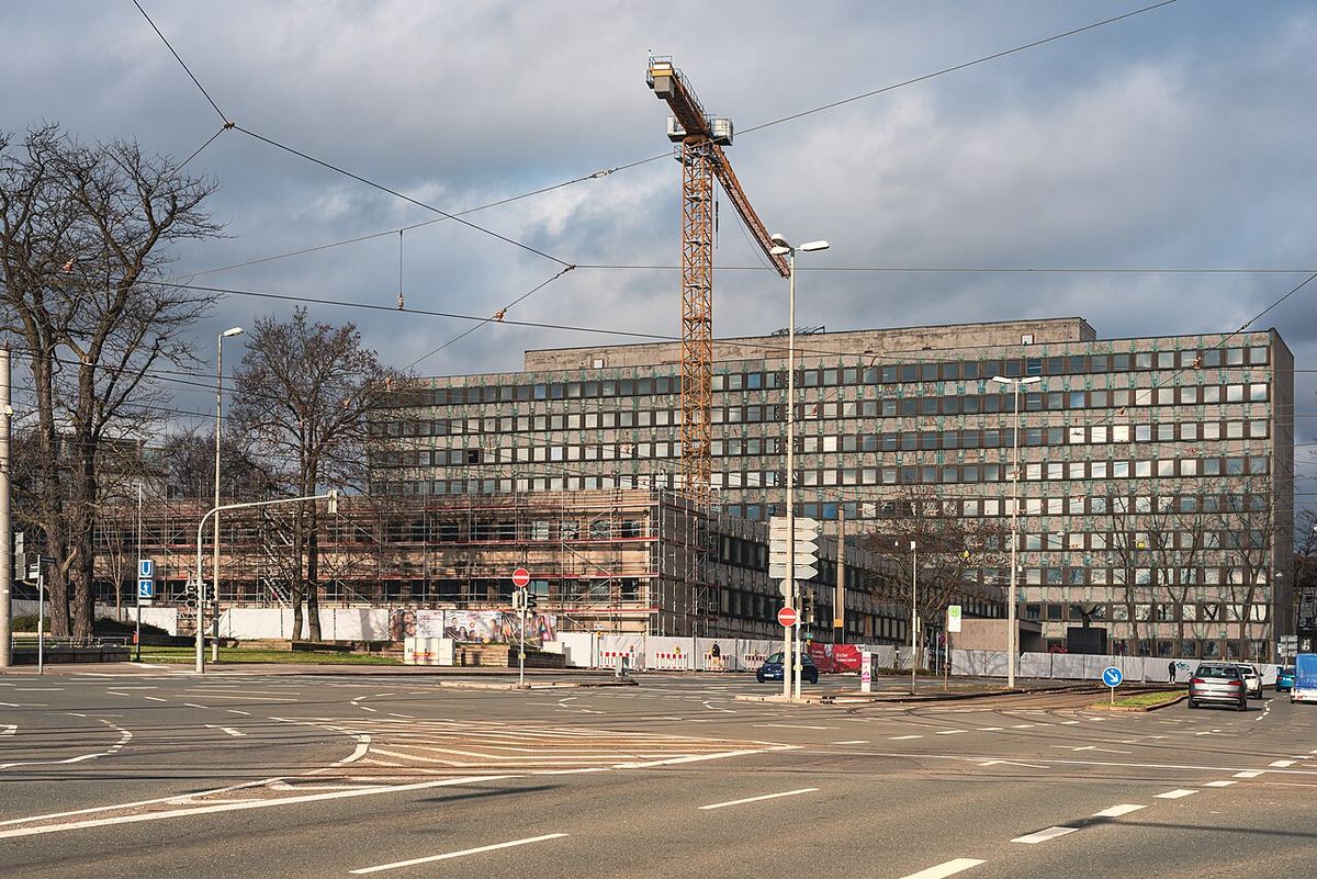 Macara de construcții lângă o clădire în lucru