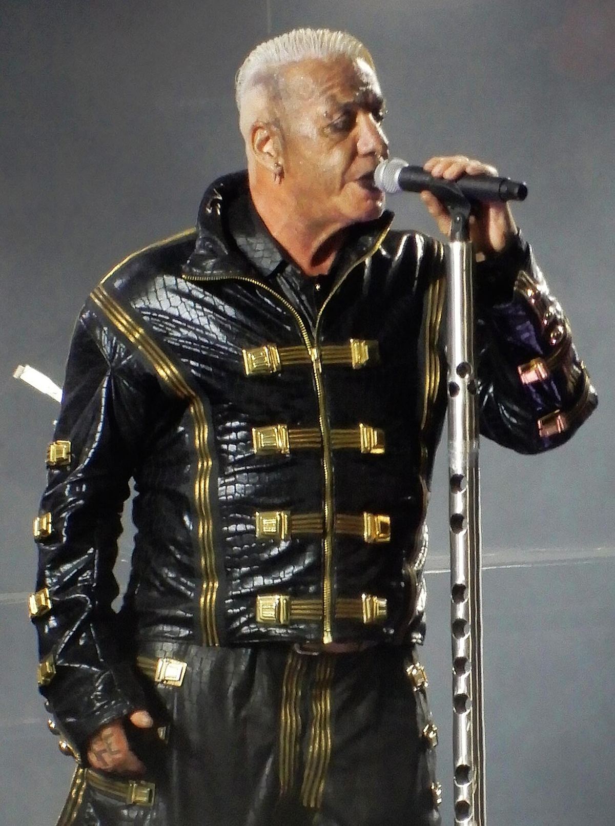 Till Lindemann, solistul trupei Rammstein, pe scenă în timpul unui concert la Lyon, în iunie 2024.
