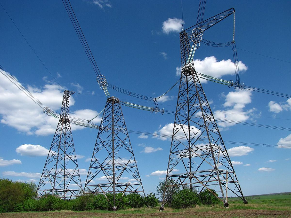 Stâlpi de înaltă tensiune și linii electrice