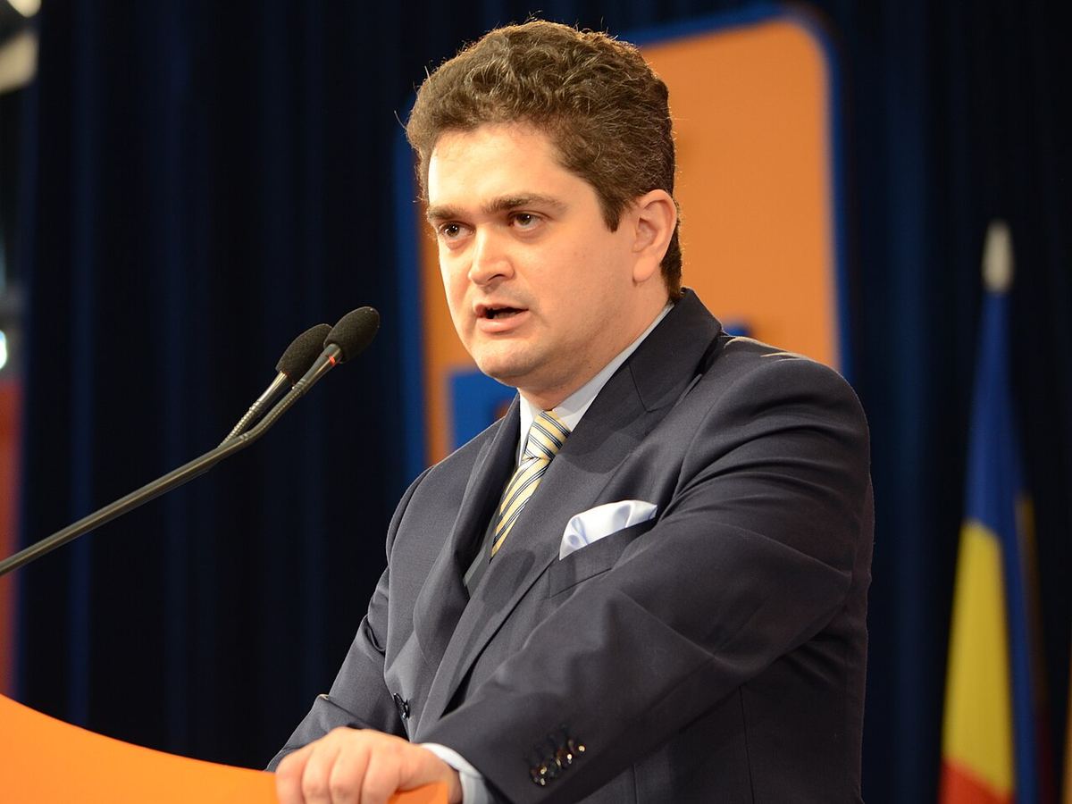 Theodor Paleologu, fotografiat la Convenția națională extraordinară a Partidului Democrat-Liberal din 23 martie 2013.