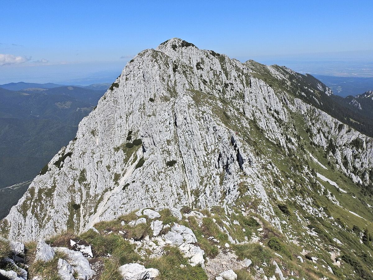 Creasta Pietrei Craiului, cu relief stâncos și traseu montan, în masivul Piatra Craiului.