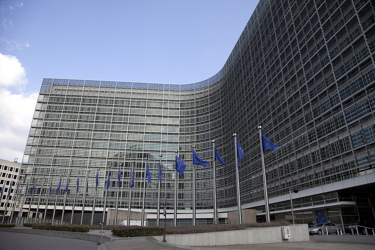Clădirea Berlaymont, sediul Comisiei Europene din Bruxelles, cu steagurile UE în față