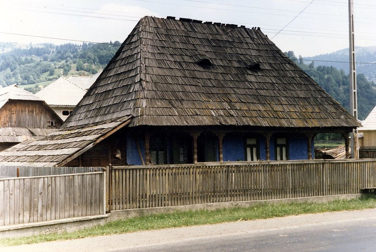 Casă tradițională din mediul rural din Maramureș, în munții Carpații Orientali, nord-estul României.