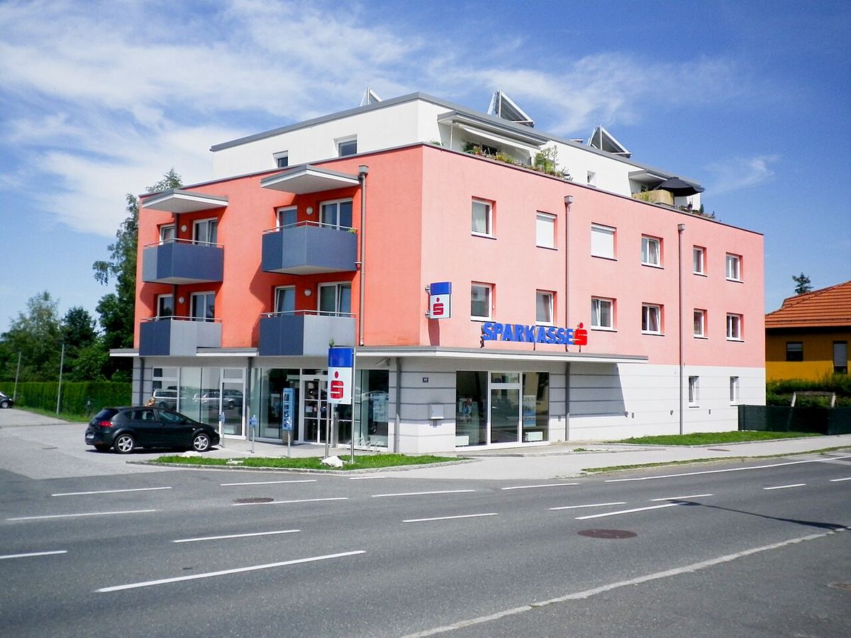 Filiala Sparkasse din Bürmoos, lângă Salzburg, cu clădiri rezidențiale pe strada Ignaz-Glaser-Straße