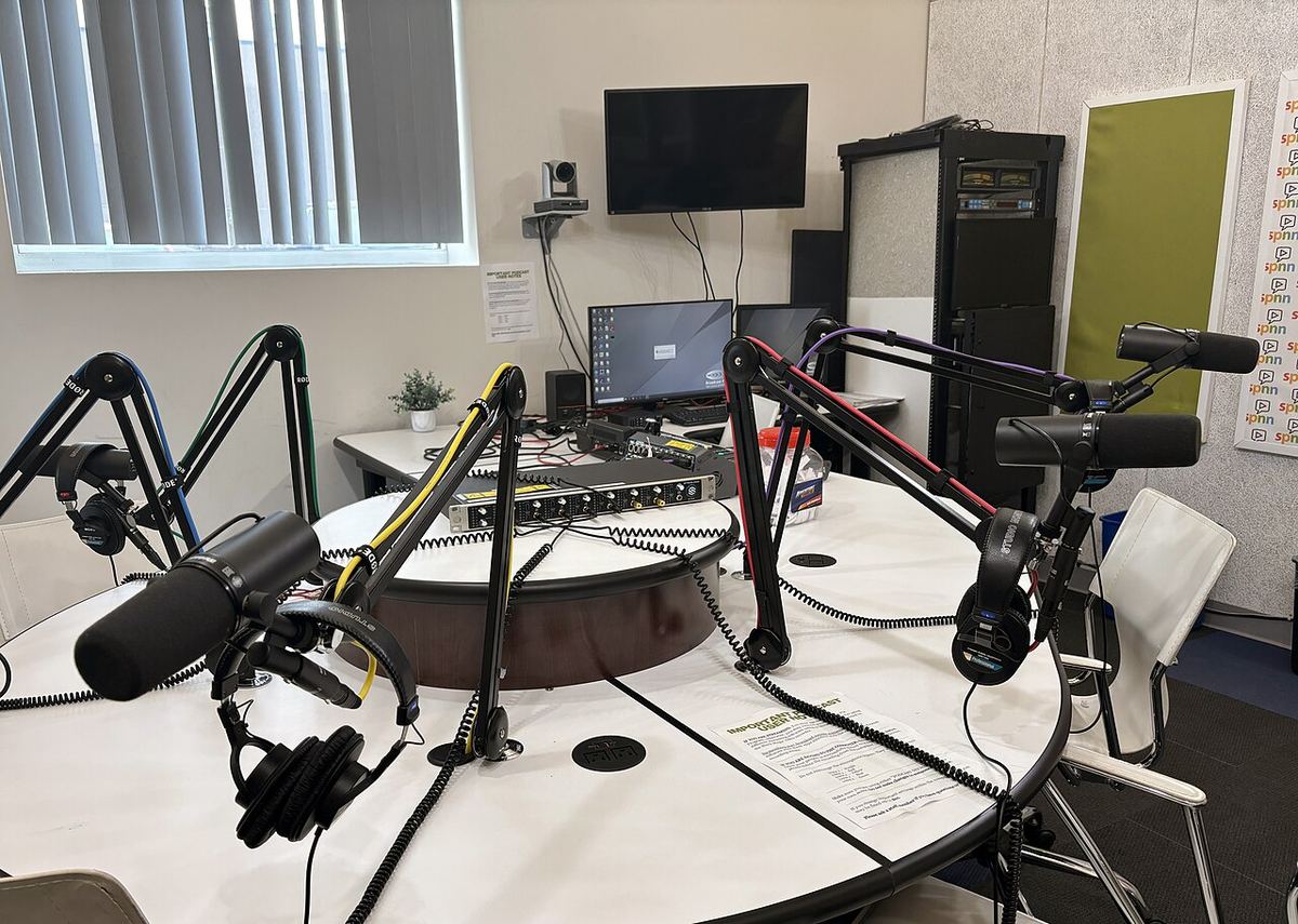 Microfoane așezate într-un studio de podcast, ilustrativ pentru tema interviurilor audio.