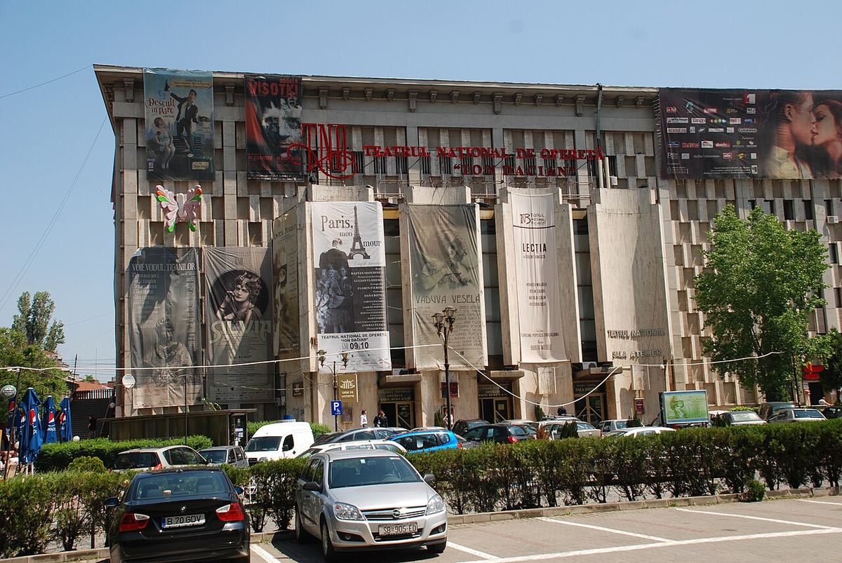 Aripa stângă a unei clădiri de teatru, cu intrarea în sala Studio, văzută din exterior.