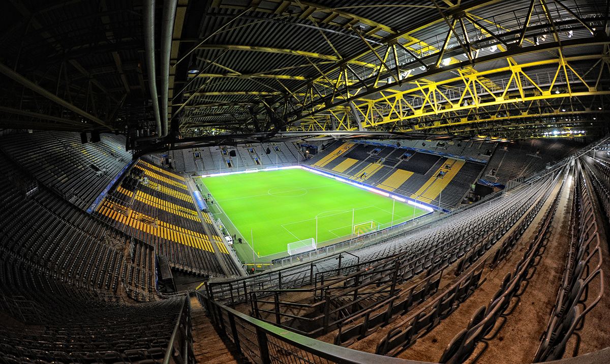 Stadionul Signal Iduna Park din Dortmund, Renania de Nord-Westfalia, Germania, văzut din exterior.