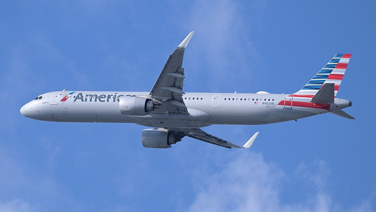 Avion Airbus A321neo al American Airlines decolând de pe pista 33L din Boston, în iunie 2025.