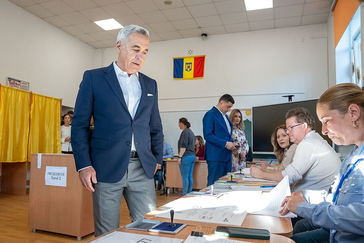 Călin Georgescu la secția de votare, în mai 2025