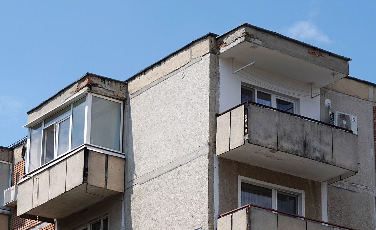 Balcoane închise ale unui bloc de apartamente din Râmnicu Vâlcea, România.