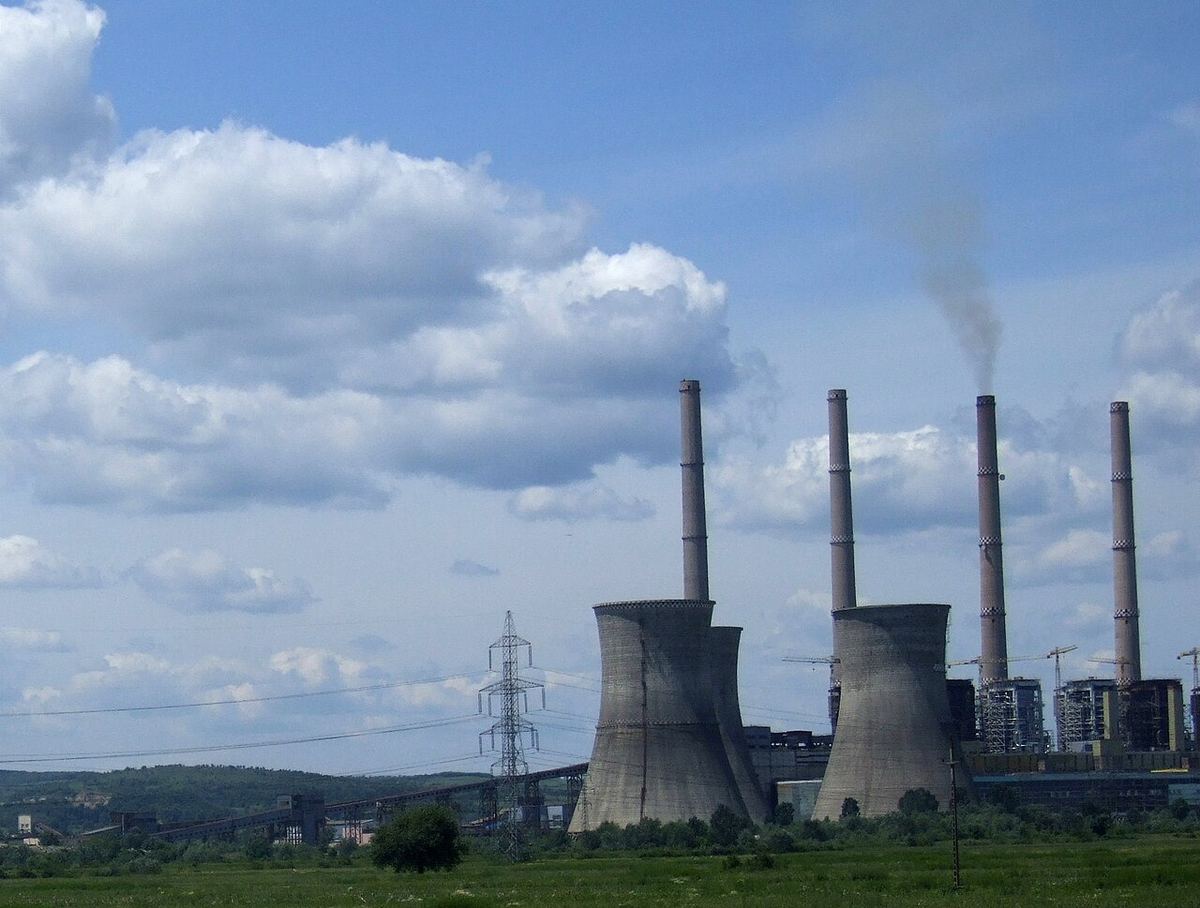 Vedere a Termocentralei Turceni, centrală electrică din România, fotografiată din exterior.