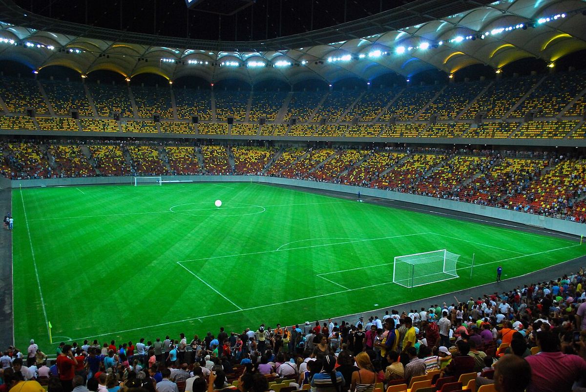 Stadion de fotbal plin, cu gazonul luminat