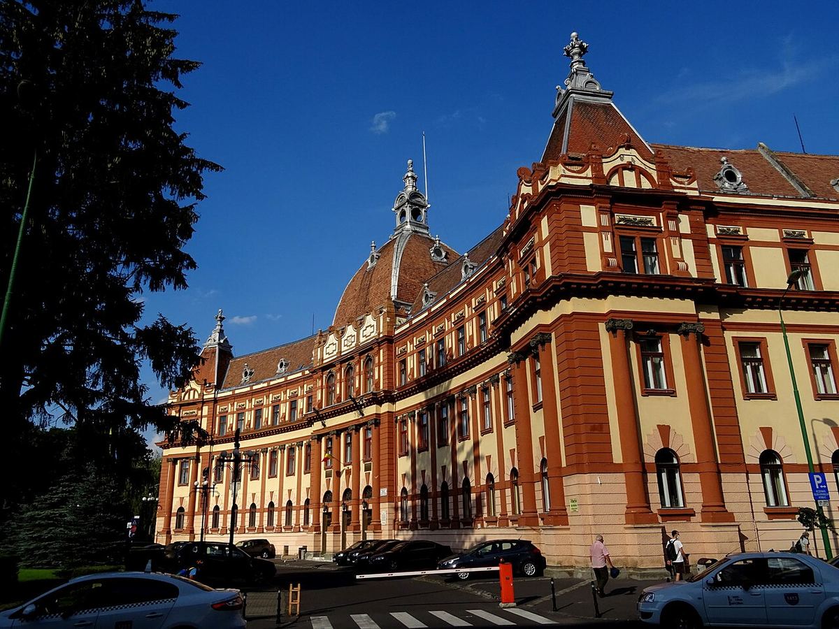 Clădirea Prefecturii Brașov, fostul Palat de Justiție, fotografiată din exterior.