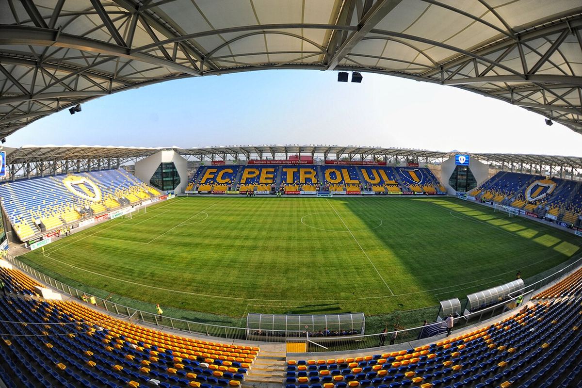 Stadionul Ilie Oană din Ploiești, cu gazonul verde și tribunele galben-albastre ale FC Petrolul.