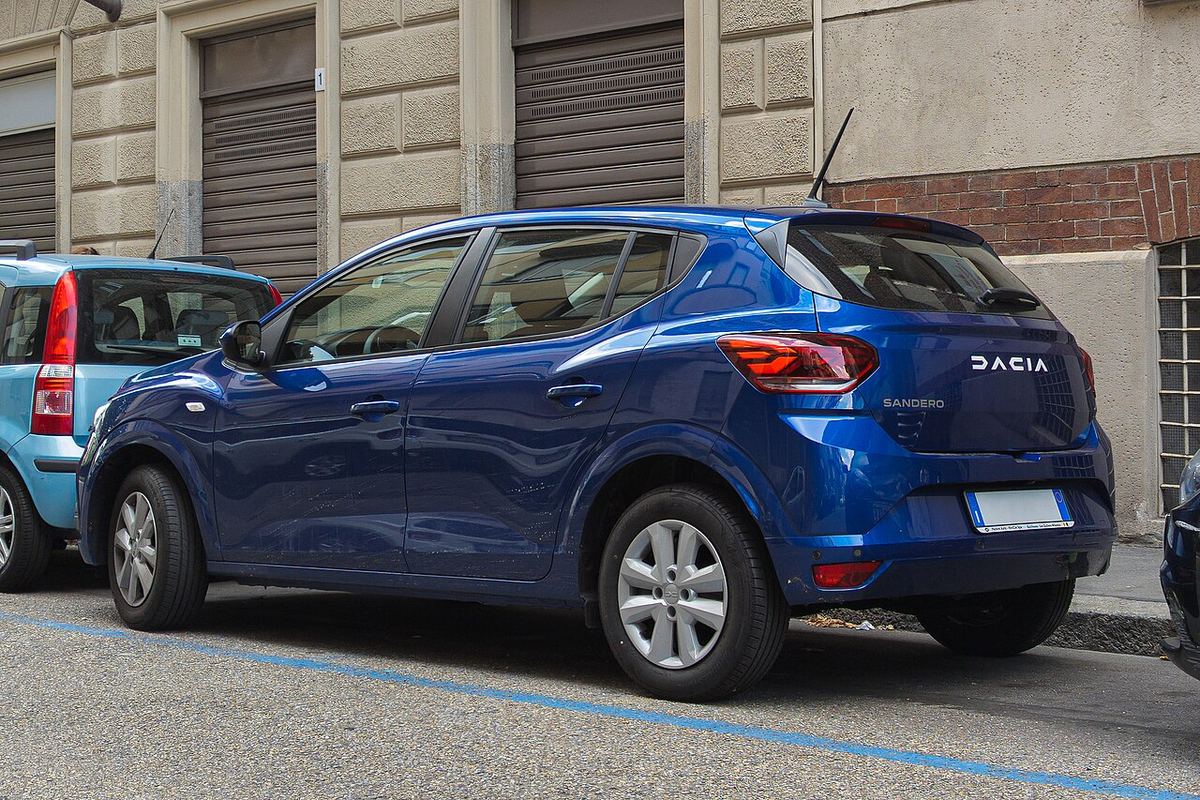 Partea din spate a unei Dacia Sandero din 2023, a treia generație, fotografiată în exterior.