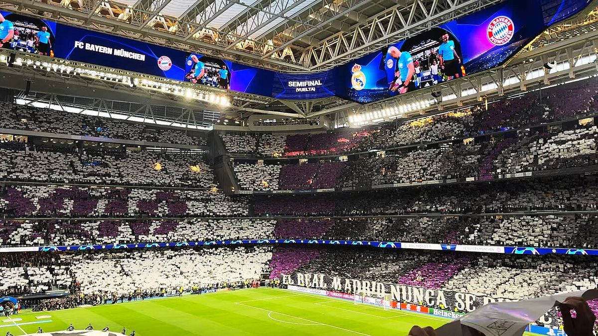 Stadionul Santiago Bernabéu din Madrid, plin, înaintea unui meci, în 2024