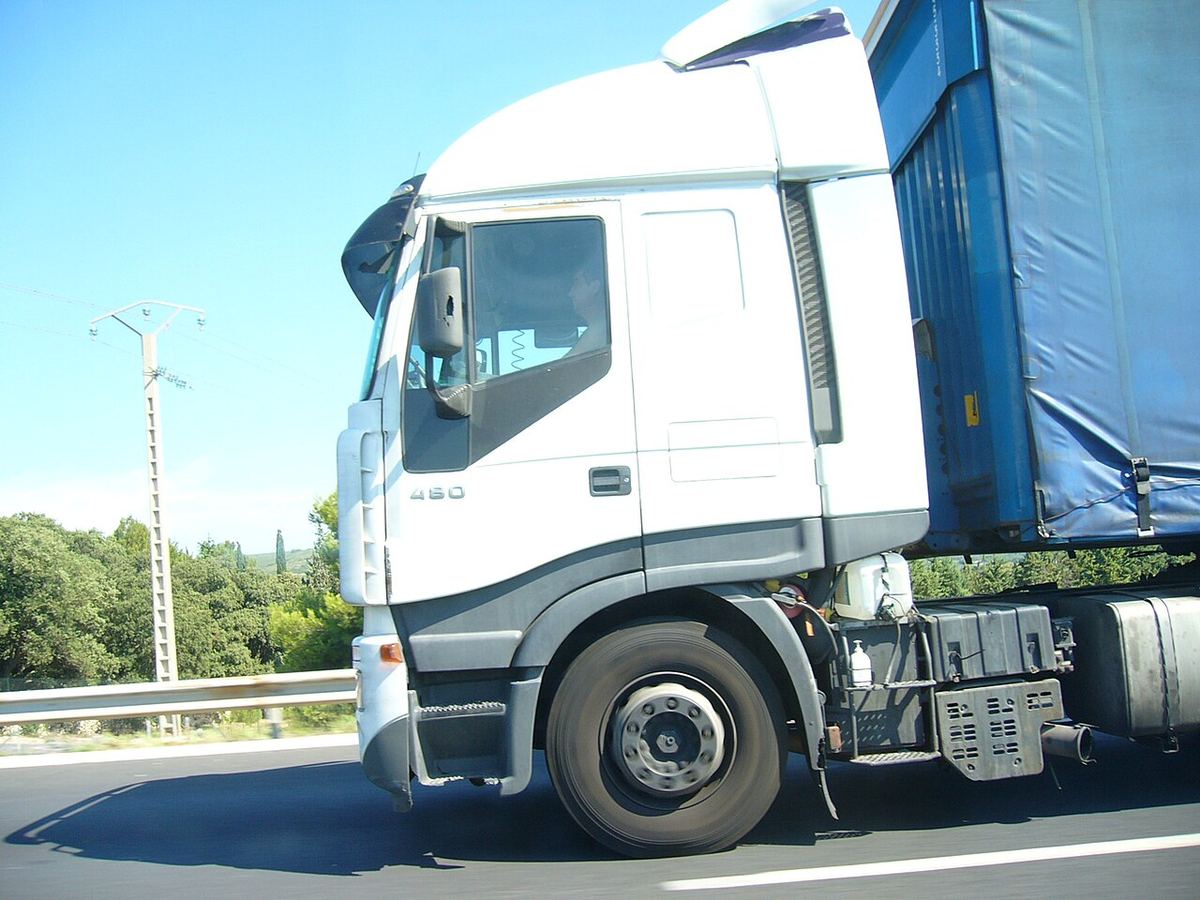 Cap tractor al unui camion pe autostradă