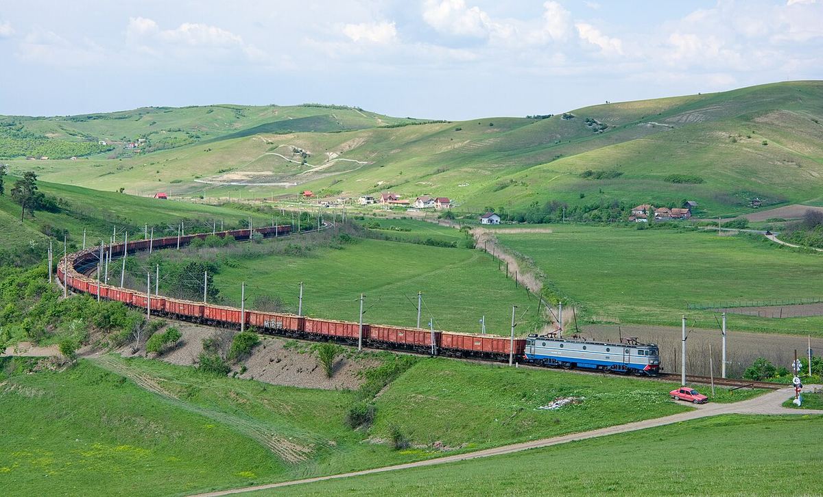 Locomotiva CFR Marfă nr. 40-0580 trăgând un tren de marfă cu lemn între stațiile Cojocna și Tunel, România