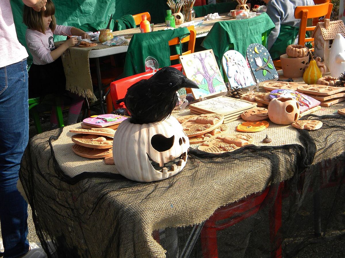 Obiecte decorative de Halloween expuse la Pumpkin Fest din București, primul festival de Halloween din România, octombrie 2019.