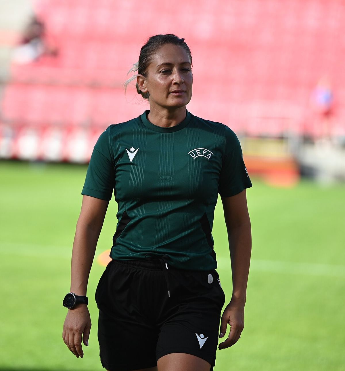 Alina Peșu, arbitra română, fotografiată la meciul SK Brann Kvinner – Austria Wien din august 2026.