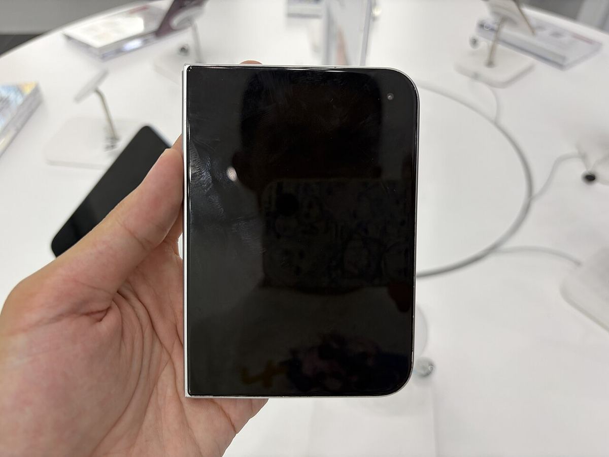Vedere frontală a telefonului iPhone Duo, primul model pliabil al Apple, cu ecranul exterior vizibil.