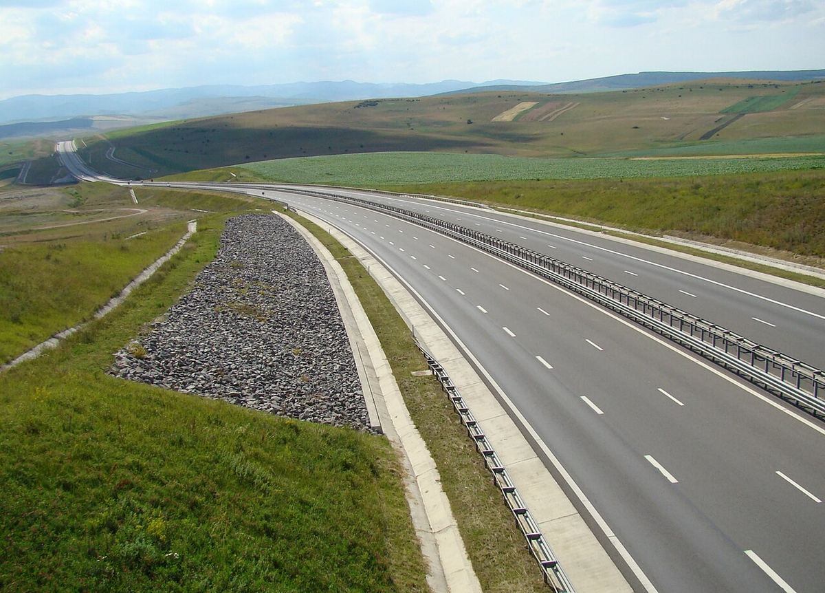 Autostradă care șerpuiește printre dealuri