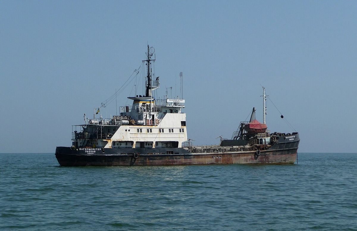 Navă de marfă pentru transport vrac (tip hopper), fotografiată în apropierea unui port.