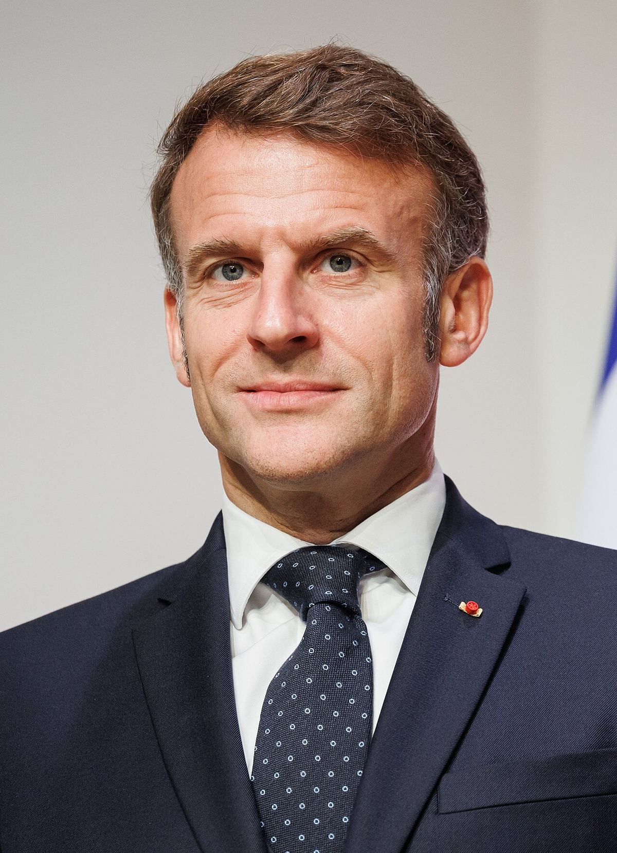 Portretul președintelui francez Emmanuel Macron, în costum bleumarin, cămașă albă și cravată cu model.