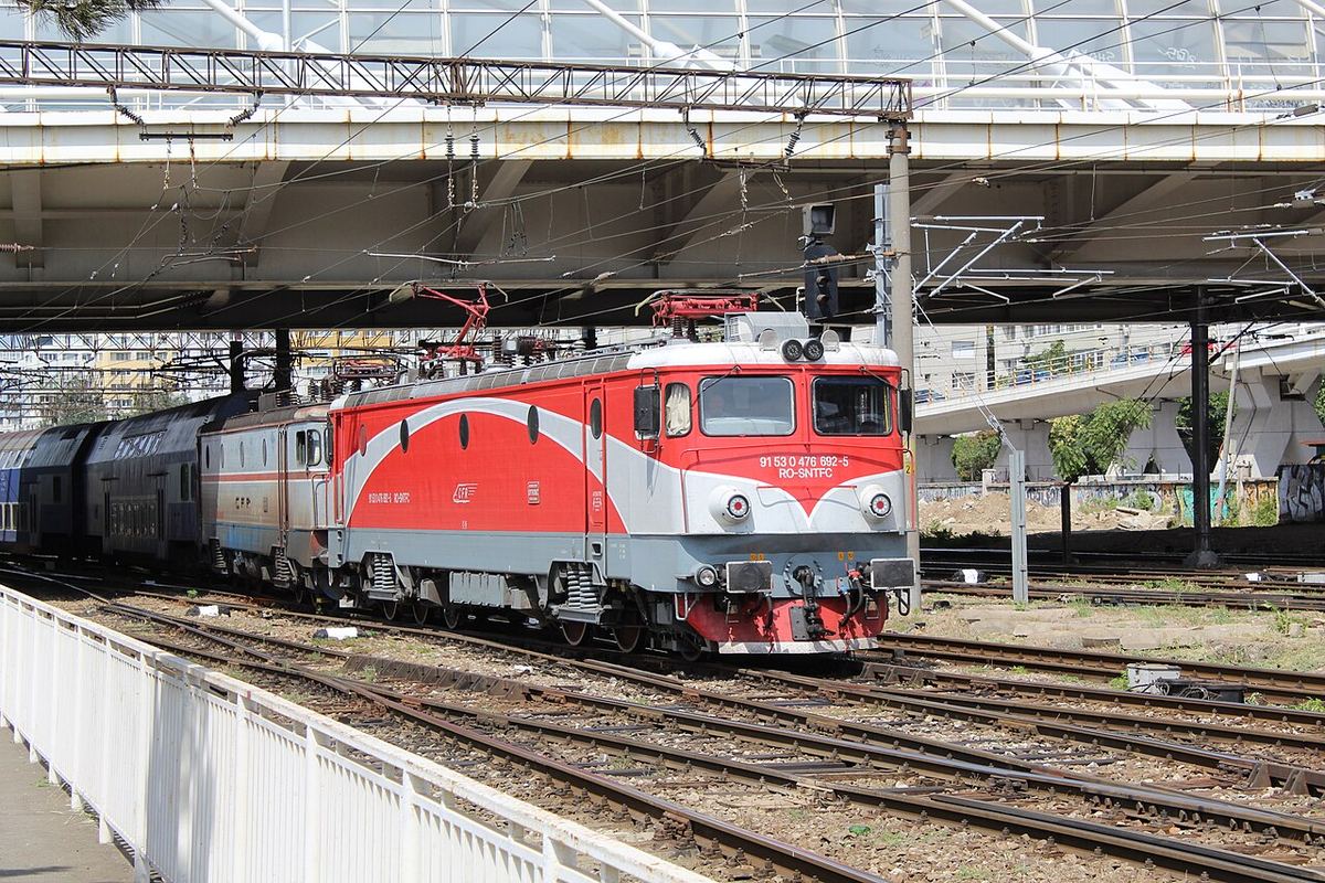 Locomotivă electrică CFR 476 trăgând un tren regional la intrarea în Gara de Nord din București (fotografie de arhivă).