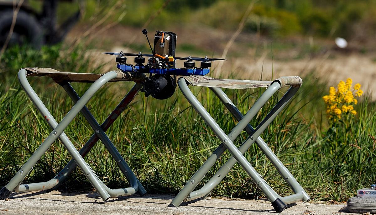 Un quadcopter pregătit pentru un zbor de test, în cadrul exercițiului Arcane Thunder 25, lângă Ustka, Polonia, mai 2025.