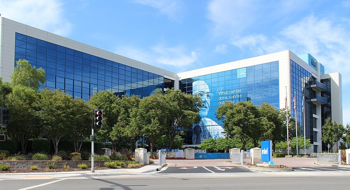 Sediul Intel de pe Mission College Boulevard din Santa Clara, California, fotografiat vara, cu clădiri de birouri și spații verzi.