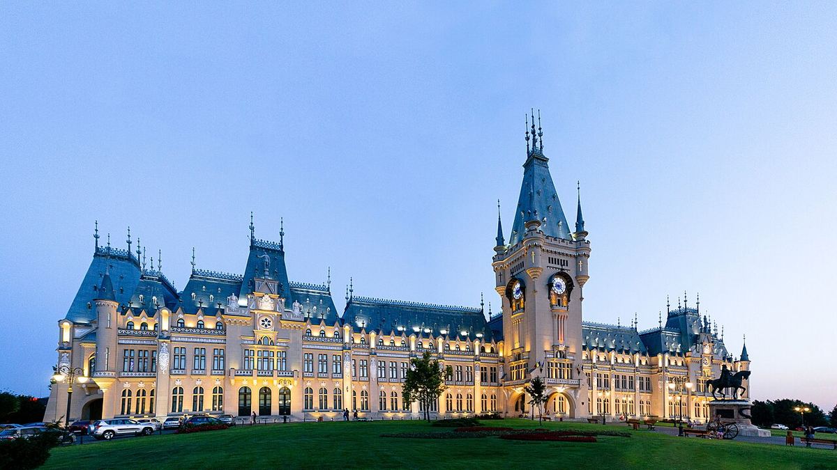 Palatul Culturii din Iași, fotografiat lateral, seara, vara.