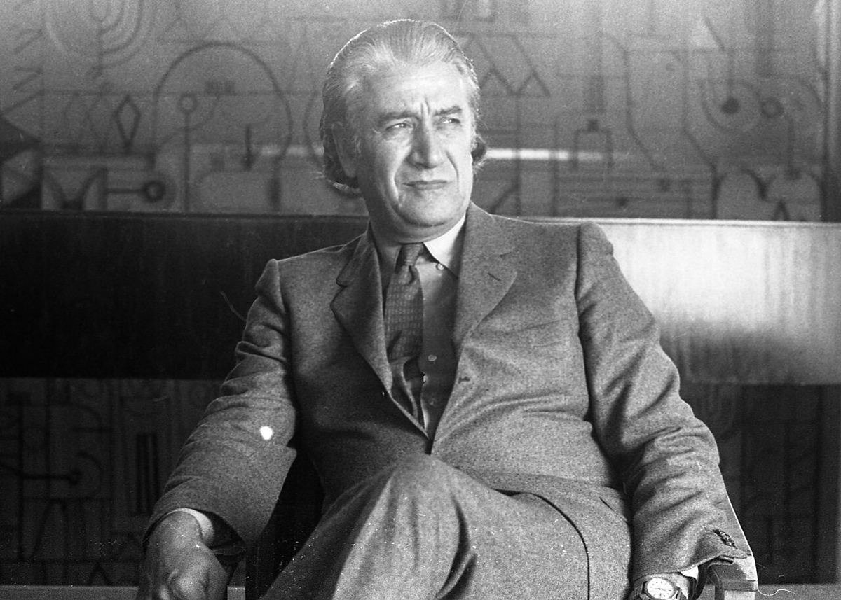 Dirijorul Sergiu Celibidache conducând Orchestra Simfonică a Radioului Suedez în timpul unei vizite în Israel.
