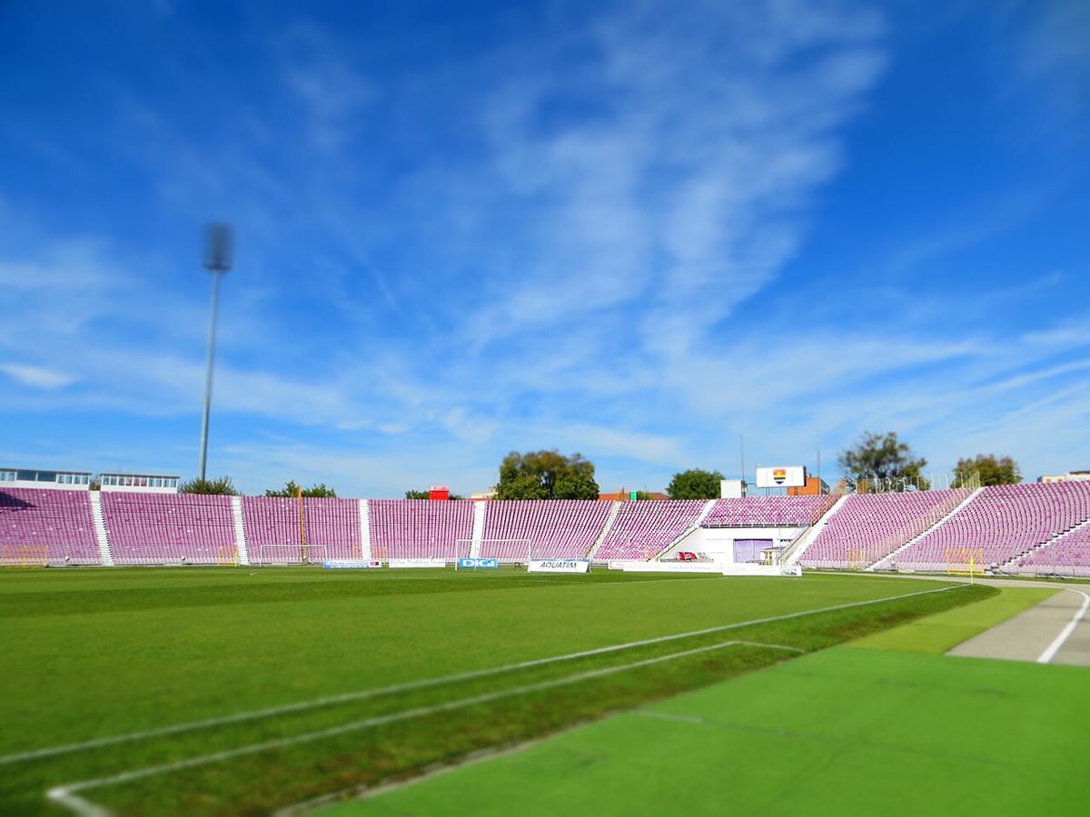 Stadionul Dan Păltinișanu din Timișoara, fotografiat din exterior.