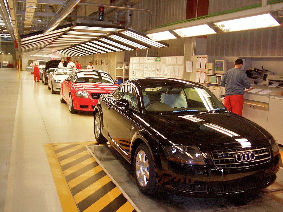 Automobil Audi TT în timpul controlului final al vehiculelor asamblate într-o fabrică