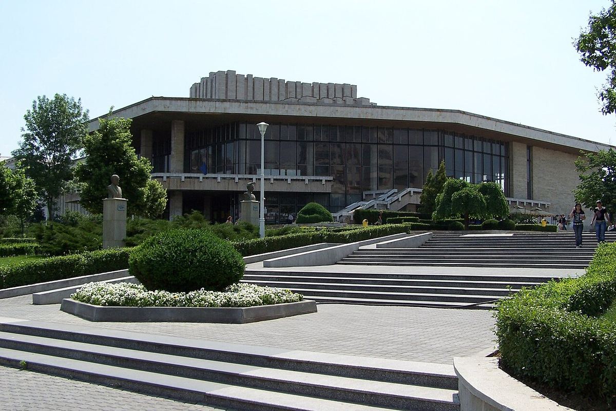 Teatrul Național din Craiova, clădire cu fațadă monumentală, unde va avea loc opereta „Silvia” în cadrul Festivalului Elena Teodorini.