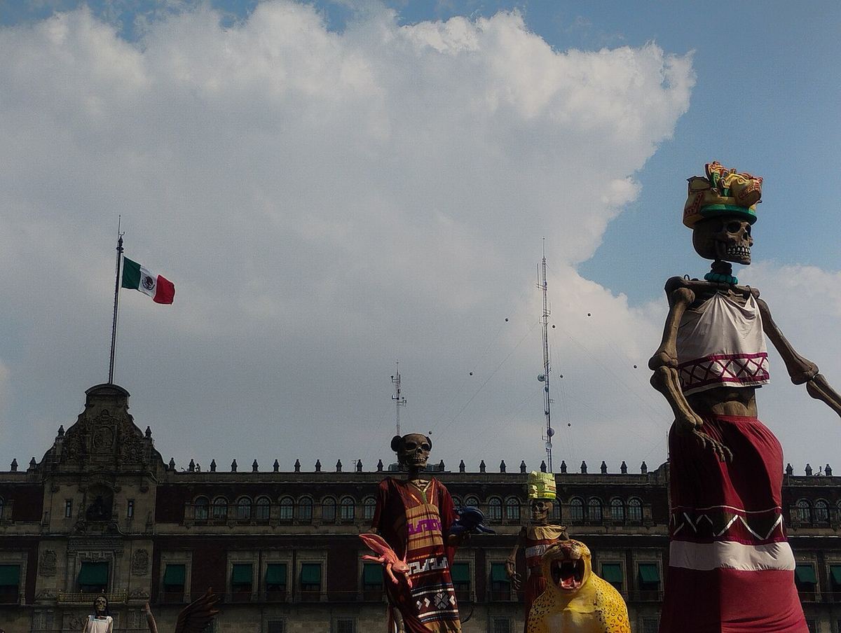Participanți în costume și machiaje de schelet în Zócalo, în centrul istoric din Ciudad de México, cu ocazia Zilei Morților.
