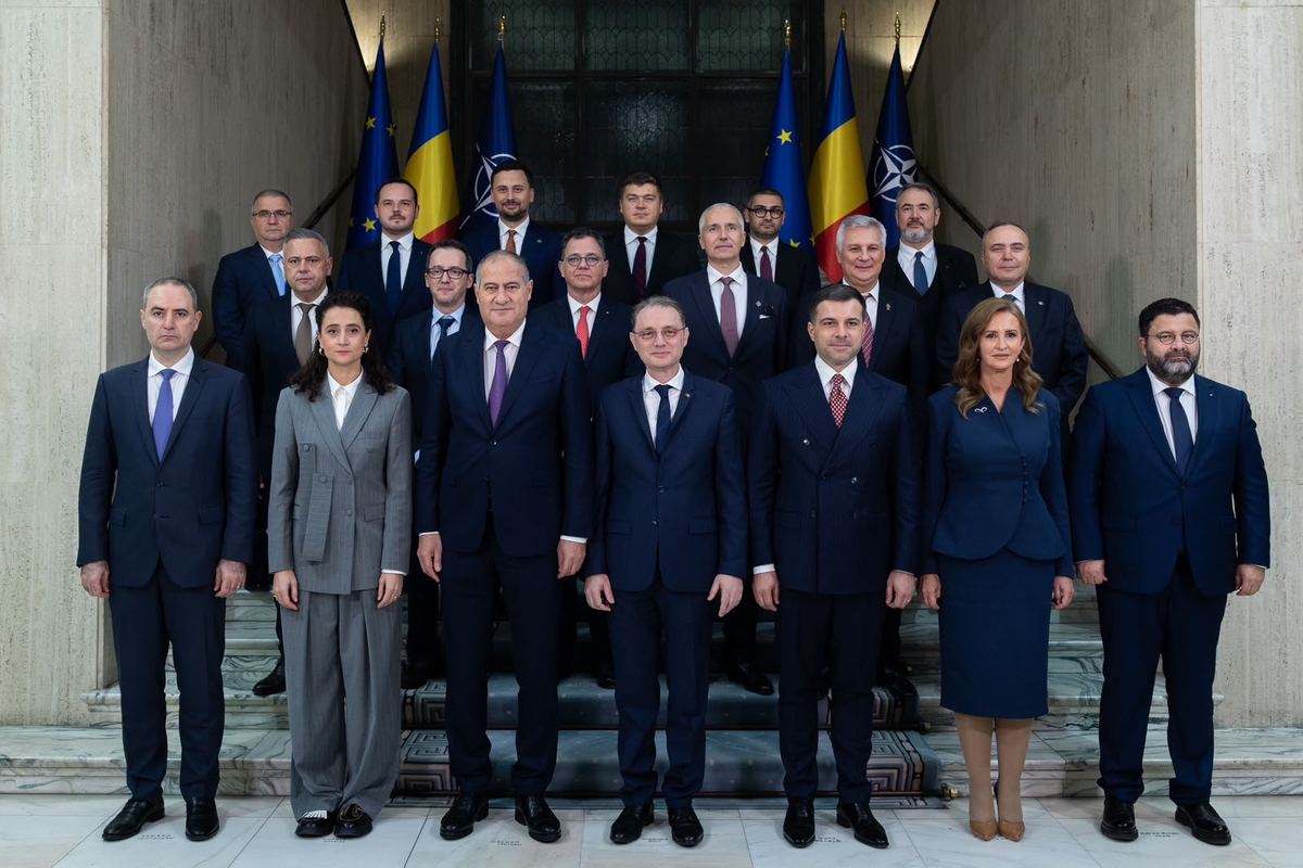 Fotografia de grup a Guvernului Luca Niculescu, pe treptele Palatului Victoria