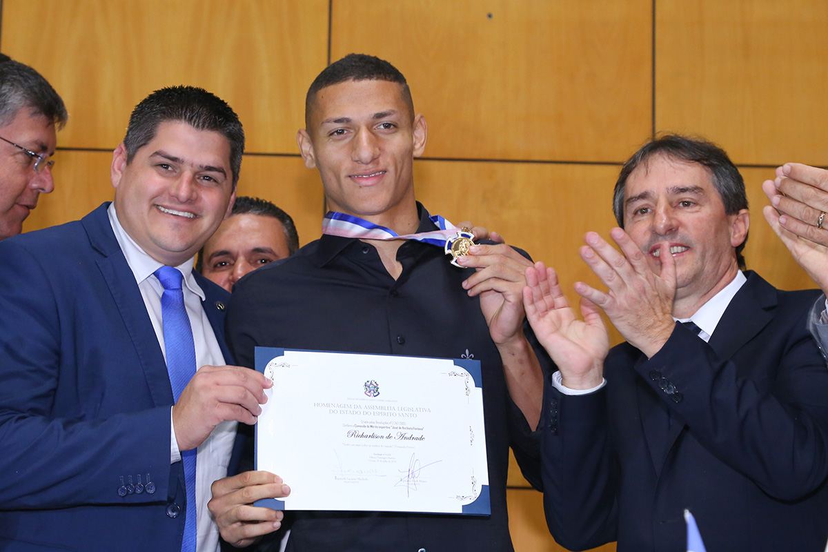 Richarlison primește o medalie și un certificat la ALES, Vitória, 2019 (fotografie de arhivă).