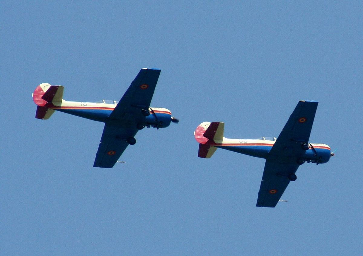 Formație de zbor cu avioane IAK-52 ale Forțelor Aeriene Române, la un spectacol aerian din 2010.