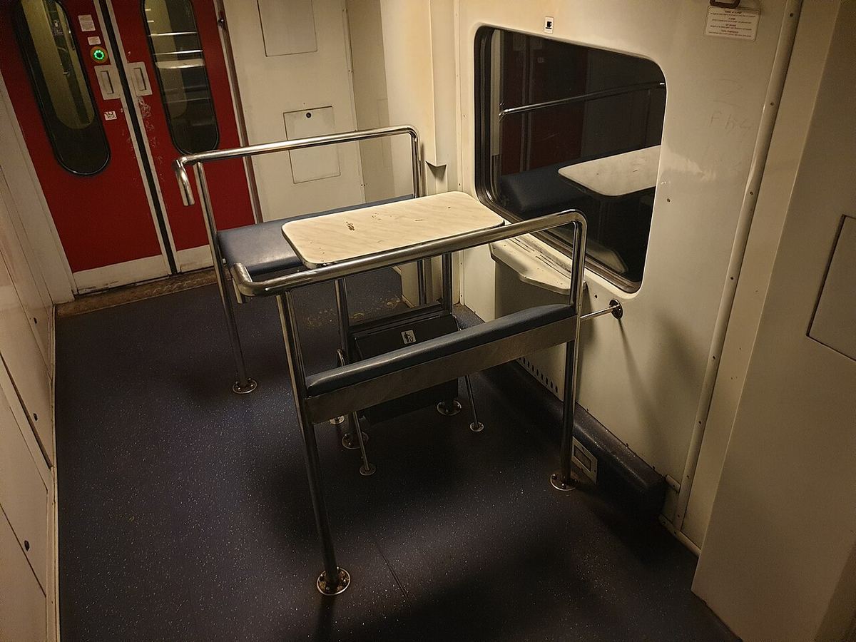 Interiorul unui tren din România, fotografie ilustrativă cu compartimente și scaune de călătorie.