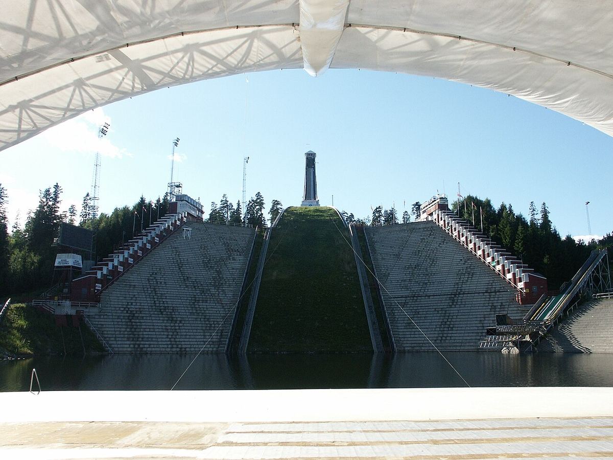 Trambulina de sărituri de la Holmenkollen, în Oslo, Norvegia, locul unde se desfășoară probe de Cupa Mondială de schi.