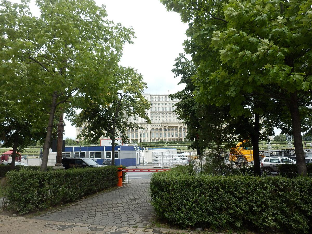 Palatul Parlamentului din București, fotografiat într-o imagine despre capitala României.