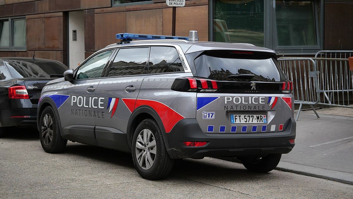 Vedere din spate a unei mașini de poliție Peugeot 5008, cu marcajele Poliției Naționale Franceze.